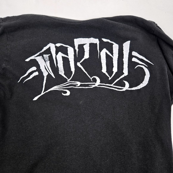 Fatal Crew Skull Graphic Tee V‎ Neck Short Sleeve T-Shirt Black Medium 2004 VTG - Picture 11 of 11